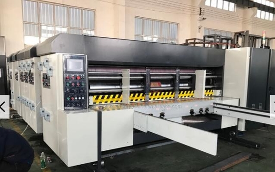 型抜き機械自動150pcs/Minに細長い穴をつけるカートン箱2の色刷